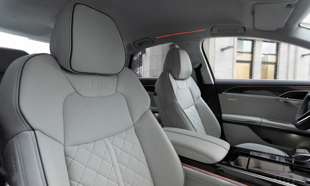 Фото Audi S8 (2024) — интерьер, фото 2. Общий план салона: архитектура панели, консоль и кресла Audi S8 (2024) — интерьер, фото 2
