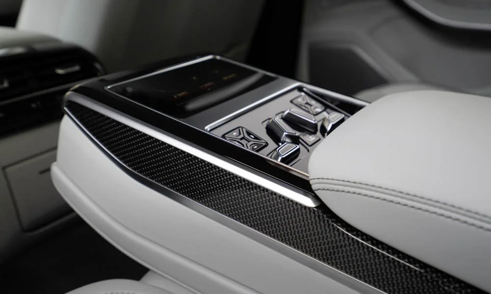 Фото Audi S8 (2024) — интерьер, фото 3. Общий план салона: архитектура панели, консоль и кресла. Уровень отделки читается по стыкам панелей и мягким поверхностям в зонах касания Audi S8 (2024) — интерьер, фото 3
