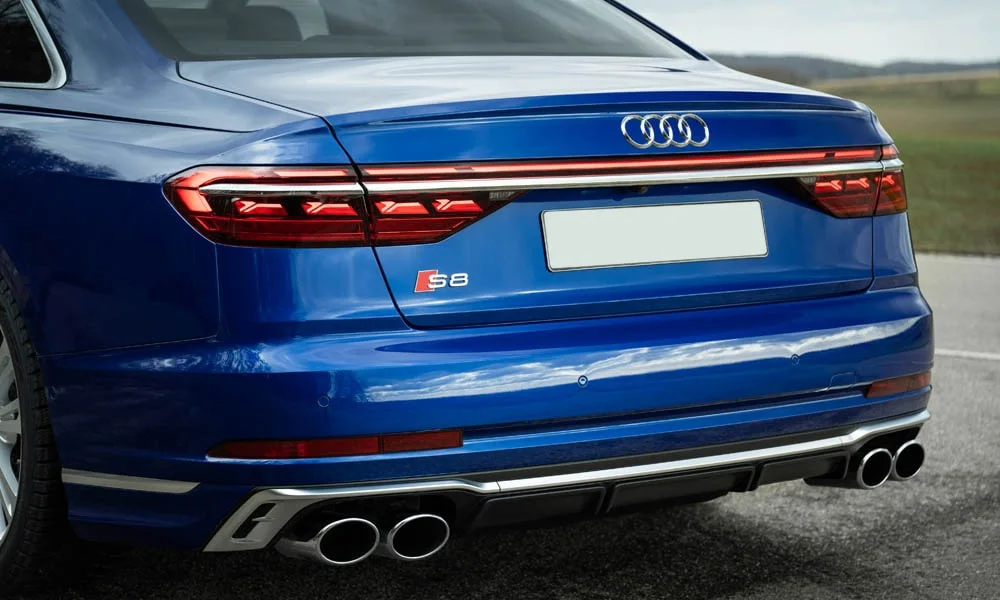 Фото Audi S8 (2024) — вид сзади, фото 4. Синий кузов сзади — фонари и бампер определяют ночной образ модели Audi S8 (2024) — вид сзади, фото 4