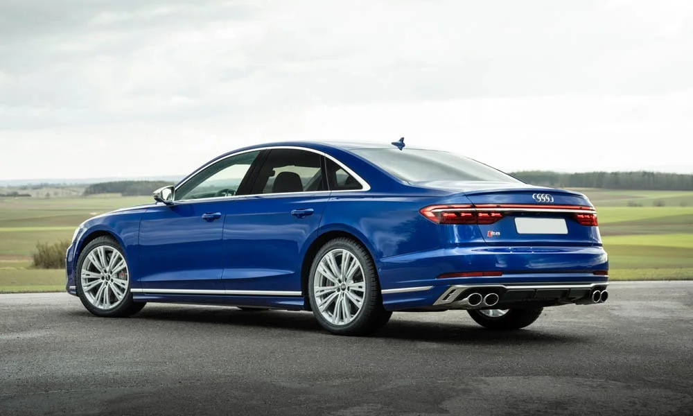 Фото Audi S8 (2024) — вид сзади, фото 7. Линия крыши, стойки и задняя дверь в синем исполнении. Светодиодная полоса или раздельные секции — задняя оптика стала главным украшением кормы Audi S8 (2024) — вид сзади, фото 7