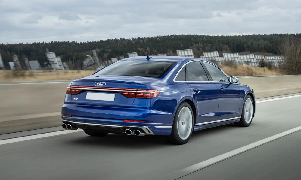 Фото Audi S8 (2024) — вид сзади, фото 8. Корма в синем цвете: графика фонарей и пластика пятой двери Audi S8 (2024) — вид сзади, фото 8