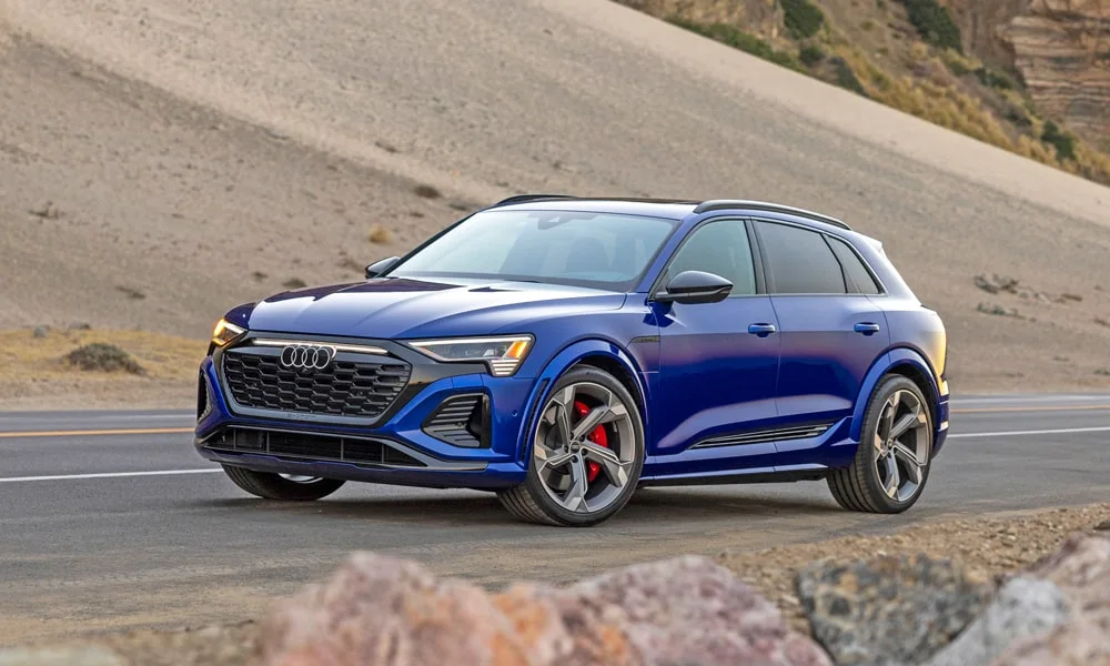 Фото Audi SQ8 e-tron — вид спереди, фото 4. Оптика, решётка и бампер — первое впечатление о модели. Дневные ходовые огни включаются автоматически с запуском Audi SQ8 e-tron — вид спереди, фото 4