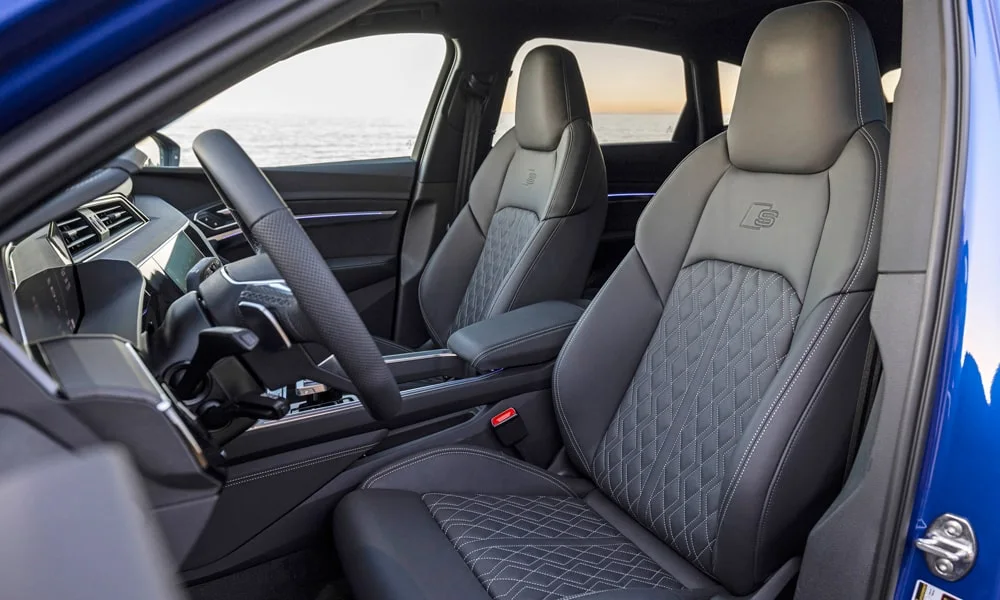 Фото Audi SQ8 e-tron — передние сиденья. Передние кресла в перфорированной коже Audi SQ8 e-tron — передние сиденья