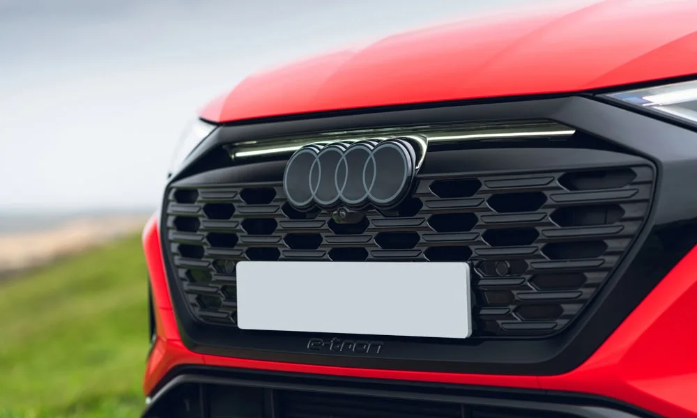 Фото Audi SQ8 e-tron — решётка радиатора. Рисунок решётки: сетка, ламели или глухая панель у электроверсий. За решёткой у многих комплектаций стоит радар адаптивного круиз-контроля Audi SQ8 e-tron — решётка радиатора