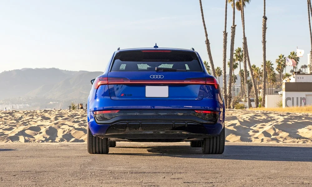 Фото Audi SQ8 e-tron — вид сзади, фото 6. Графика фонарей, бампер и оформление пятой двери. Светодиодная полоса или раздельные секции — задняя оптика стала главным украшением кормы Audi SQ8 e-tron — вид сзади, фото 6