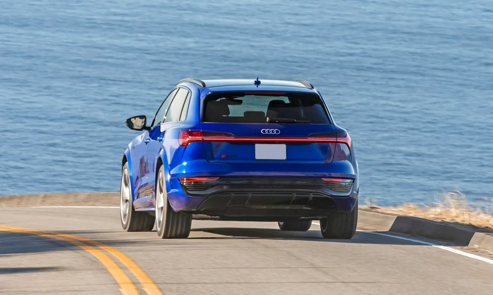 Фото Audi SQ8 e-tron — вид сзади, фото 7. Линия крыши, стойки и задняя дверь в синем исполнении. Насадки выхлопа или их имитация внизу бампера различают версии Audi SQ8 e-tron — вид сзади, фото 7