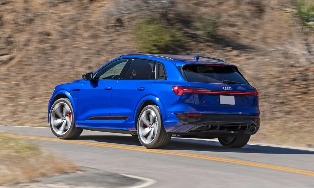 Фото Audi SQ8 e-tron — вид сзади, фото 8. Линия крыши, стойки и задняя дверь в синем исполнении. Светодиодная полоса или раздельные секции — задняя оптика стала главным украшением кормы Audi SQ8 e-tron — вид сзади, фото 8
