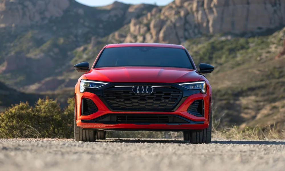 Audi SQ8 Sportback e-tron (2024) — вид спереди, фото 3