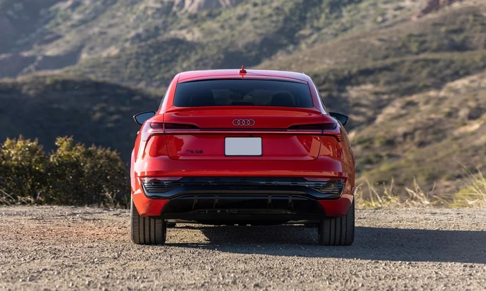Audi SQ8 Sportback e-tron (2024) — вид сзади, фото 3