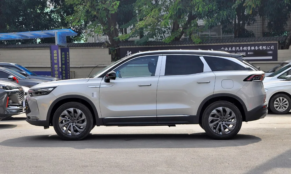 BAIC X7 (2023) — вид сбоку