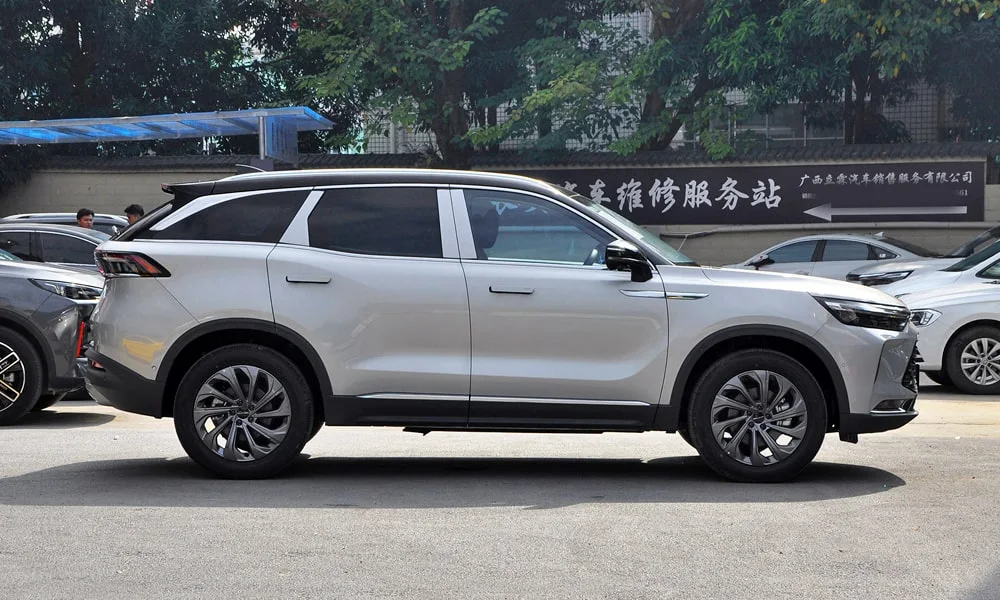 BAIC X7 (2023) — вид сбоку, фото 2