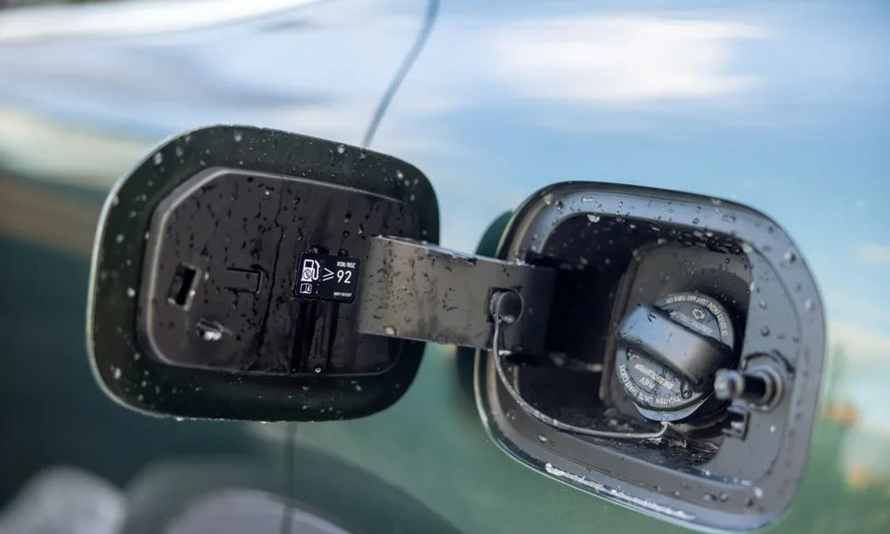 Фото Belgee X80 PHEV — лючок топливного бака. Разъём и индикация процесса зарядки Belgee X80 PHEV — лючок топливного бака
