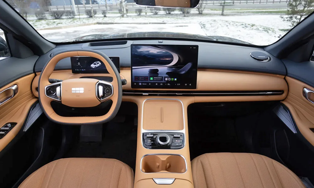 Фото Belgee X80 PHEV — передняя панель. Компоновка экранов, дефлекторов и консоли Belgee X80 PHEV — передняя панель