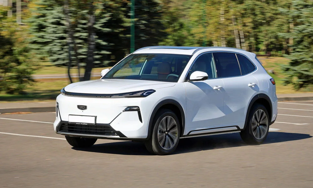 Фото Belgee X80 PHEV — вид спереди, фото 3. Передок в белом исполнении — крупная светотехника и выразительный бампер. Рисунок ходовых огней — подпись модели, по нему её узнают в потоке Belgee X80 PHEV — вид спереди, фото 3
