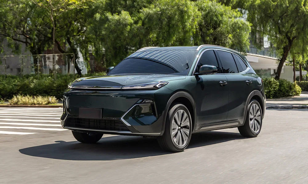 Фото Belgee X80 PHEV — вид спереди, фото 4. Передок в зелёном исполнении — крупная светотехника и выразительный бампер. Дневные ходовые огни включаются автоматически с запуском Belgee X80 PHEV — вид спереди, фото 4