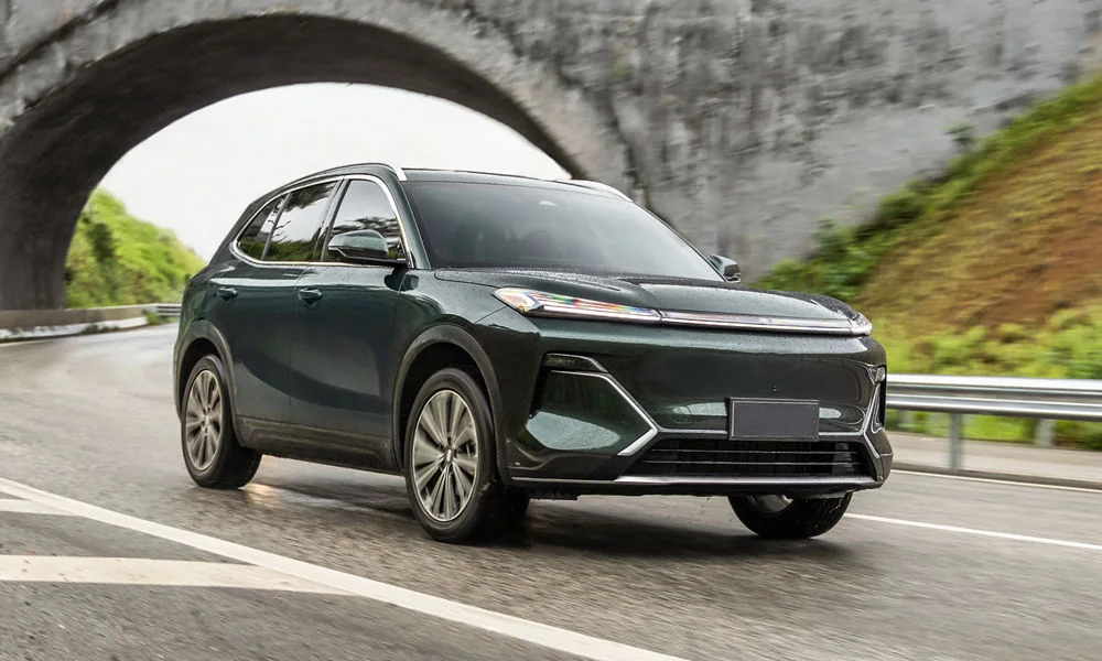 Фото Belgee X80 PHEV — вид спереди, фото 5. Анфас: пропорции капота, посадка кузова и графика ходовых огней Belgee X80 PHEV — вид спереди, фото 5