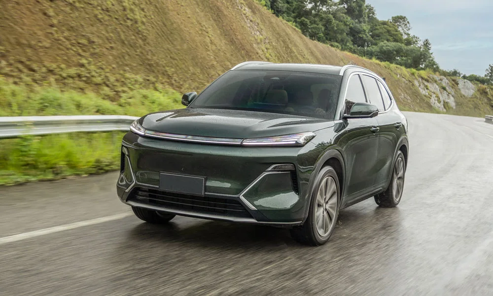 Фото Belgee X80 PHEV — вид спереди, фото 6. Зелёный кузов, строгая симметрия оптики — базовый ракурс знакомства с дизайном Belgee X80 PHEV — вид спереди, фото 6