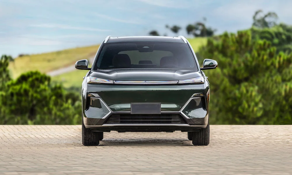 Фото Belgee X80 PHEV — вид спереди, фото 7. Зелёный кузов, строгая симметрия оптики — базовый ракурс знакомства с дизайном Belgee X80 PHEV — вид спереди, фото 7