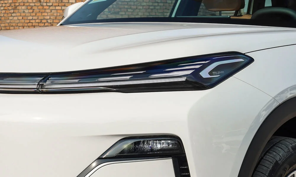 Фото Belgee X80 PHEV — передняя оптика. Линзы и секции ходовых огней крупным планом. Автоматический дальний свет сам переключается при встречном разъезде — есть у ряда версий Belgee X80 PHEV — передняя оптика