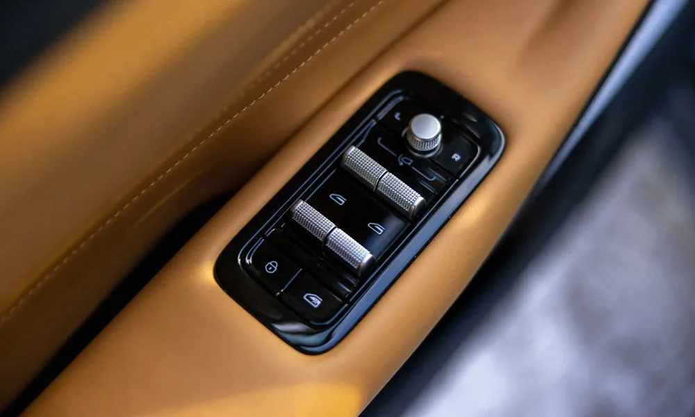 Фото Belgee X80 PHEV — интерьер, фото 2. Общий план салона: архитектура панели, консоль и кресла Belgee X80 PHEV — интерьер, фото 2