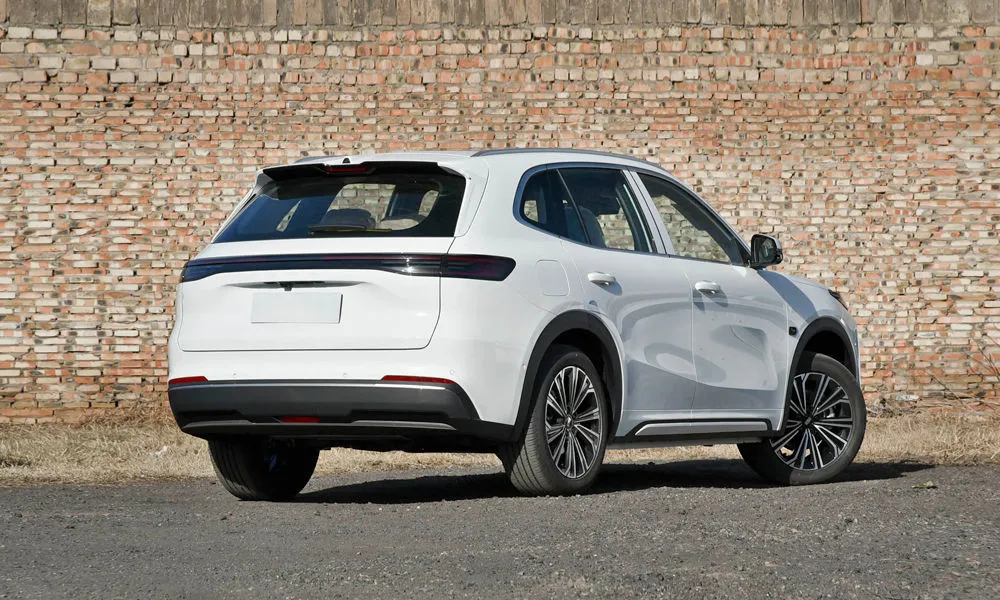 Фото Belgee X80 PHEV — вид сзади, фото 3. Графика фонарей, бампер и оформление пятой двери. Светодиодная полоса или раздельные секции — задняя оптика стала главным украшением кормы Belgee X80 PHEV — вид сзади, фото 3