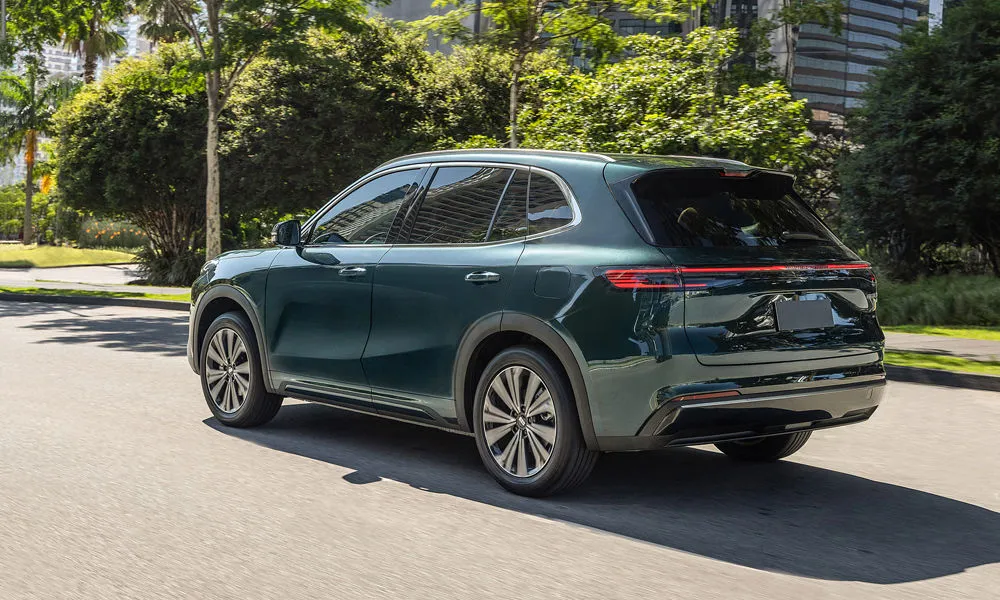 Фото Belgee X80 PHEV — вид сзади, фото 5. Графика фонарей, бампер и оформление пятой двери. Насадки выхлопа или их имитация внизу бампера различают версии Belgee X80 PHEV — вид сзади, фото 5