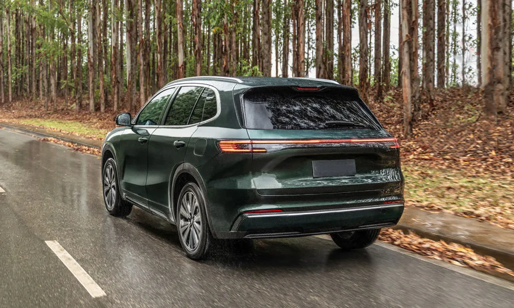 Фото Belgee X80 PHEV — вид сзади, фото 6. Линия крыши, стойки и задняя дверь в зелёном исполнении. Насадки выхлопа или их имитация внизу бампера различают версии Belgee X80 PHEV — вид сзади, фото 6