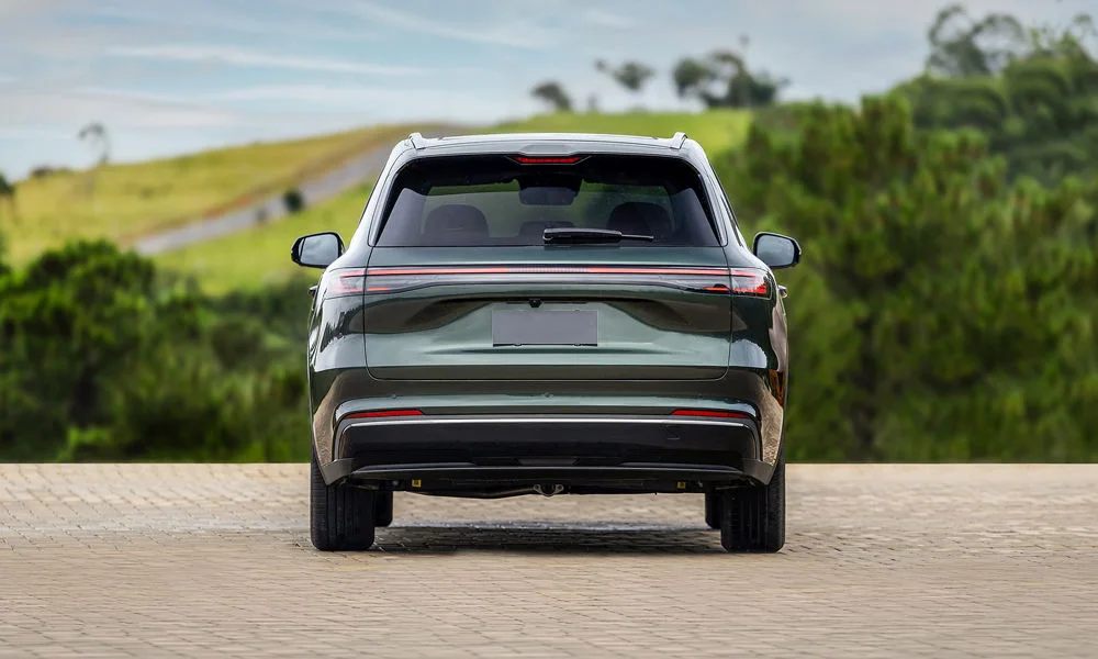 Фото Belgee X80 PHEV — вид сзади, фото 7. Зелёный кузов сзади — фонари и бампер определяют ночной образ модели Belgee X80 PHEV — вид сзади, фото 7