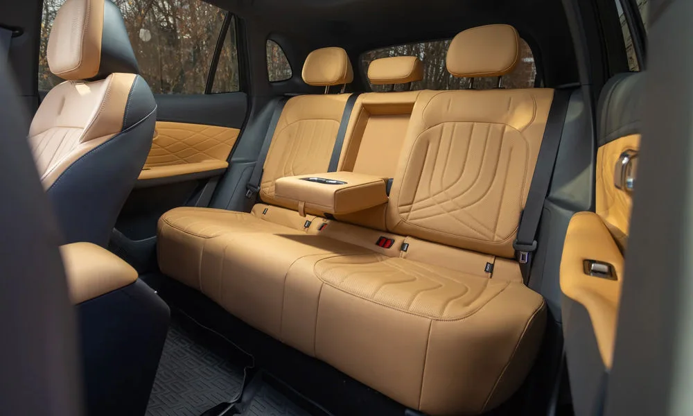 Фото Belgee X80 PHEV — задние сиденья. Посадка второго ряда: подголовники и подлокотник. Спинки складываются под длинные грузы у большинства версий Belgee X80 PHEV — задние сиденья