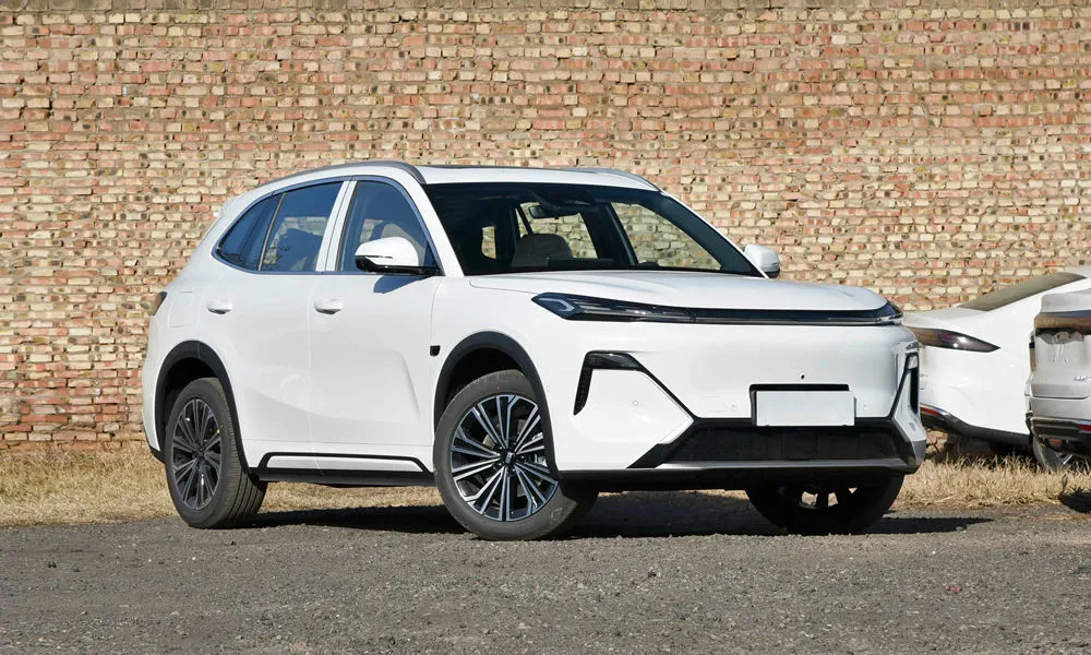 Фото Belgee X80 PHEV — вид сбоку, фото 3. Белый кузов в профиль — пропорции, высота посадки и дизайн дисков Belgee X80 PHEV — вид сбоку, фото 3