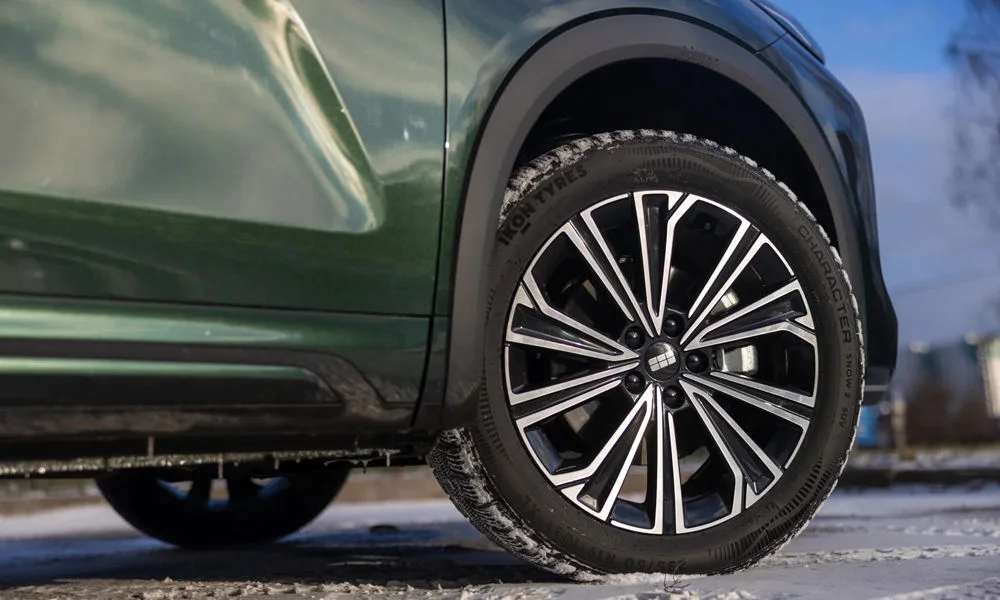 Фото Belgee X80 PHEV — колесо и диск. Дизайн спиц и профиль резины крупным планом. При подборе зимнего комплекта сохраняйте наружный диаметр колеса Belgee X80 PHEV — колесо и диск