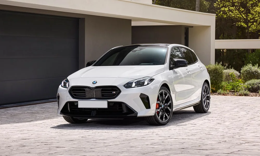 BMW 1 серии (2024) — вид спереди