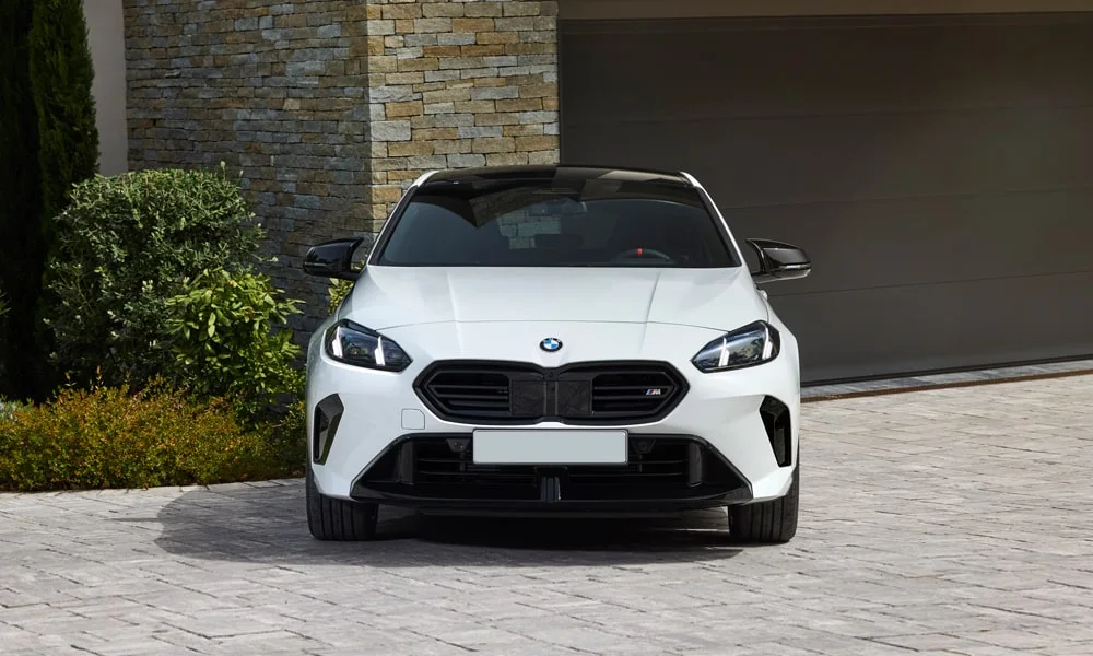 BMW 1 серии (2024) — вид спереди, фото 2
