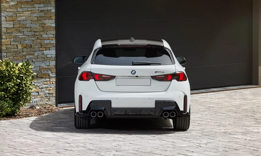 BMW 1 серии (2024) — вид сзади, фото 2