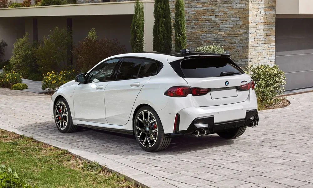BMW 1 серии (2024) — вид сзади, фото 3
