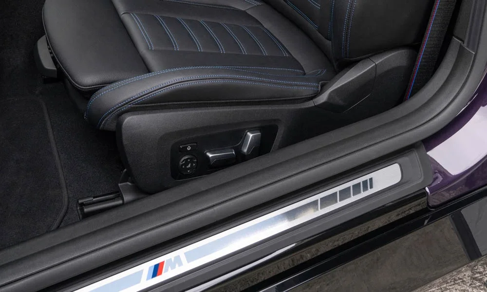Фото BMW 2 серии — дверная карта, фото 3. Внутренняя панель двери: сочетание материалов и компоновка управления в тёмно-синей гамме. Мягкая вставка в зоне локтя — то, что чувствуешь каждый день BMW 2 серии — дверная карта, фото 3