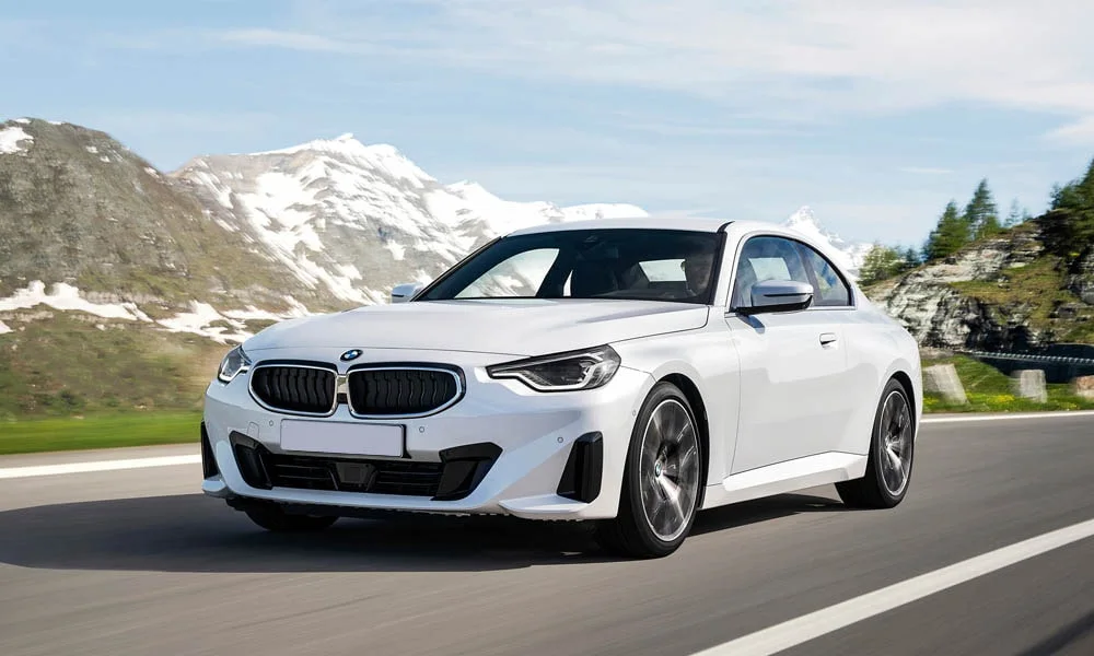 Фото BMW 2 серии — вид спереди, фото 4. Белый кузов, строгая симметрия оптики — базовый ракурс знакомства с дизайном. Дневные ходовые огни включаются автоматически с запуском BMW 2 серии — вид спереди, фото 4