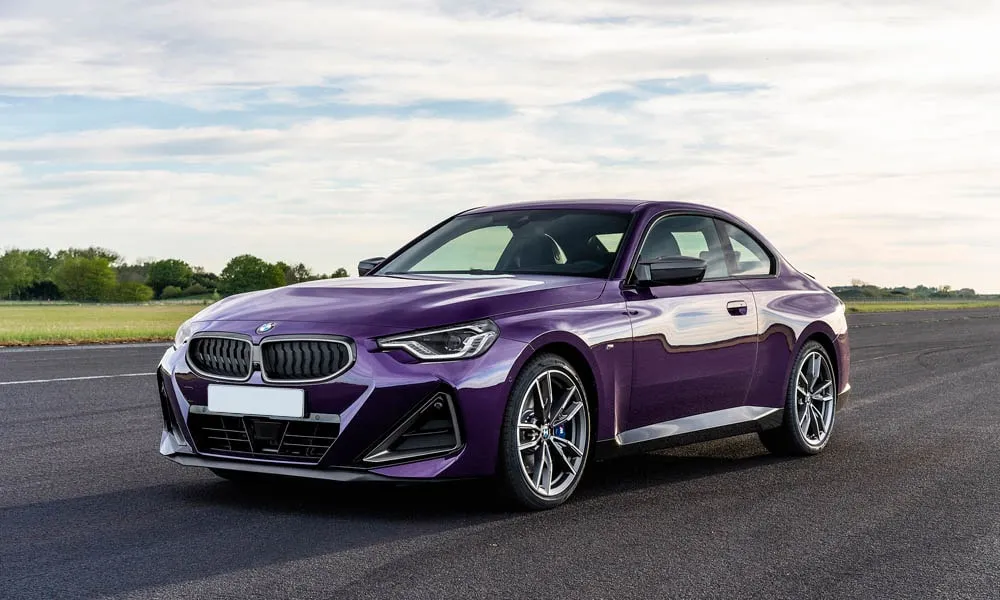 Фото BMW 2 серии — вид спереди, фото 6. Кузов в фиолетовом цвете: рисунок оптики и решётки задаёт узнаваемое «лицо» модели. Рисунок ходовых огней — подпись модели, по нему её узнают в потоке BMW 2 серии — вид спереди, фото 6