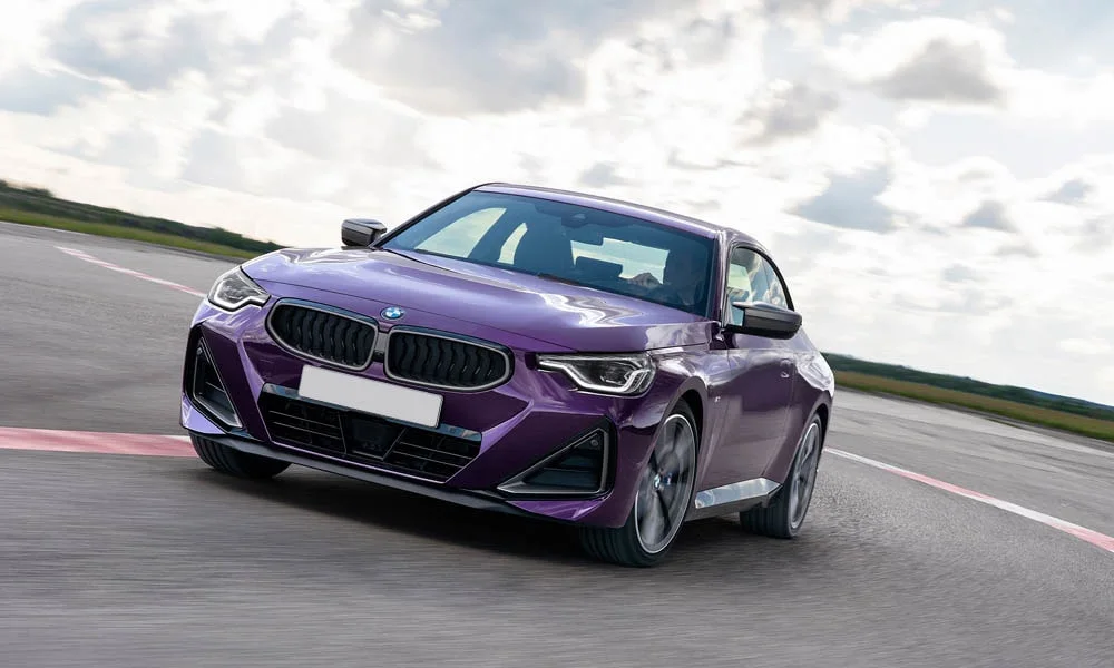 Фото BMW 2 серии — вид спереди, фото 8. Фиолетовый кузов, строгая симметрия оптики — базовый ракурс знакомства с дизайном BMW 2 серии — вид спереди, фото 8