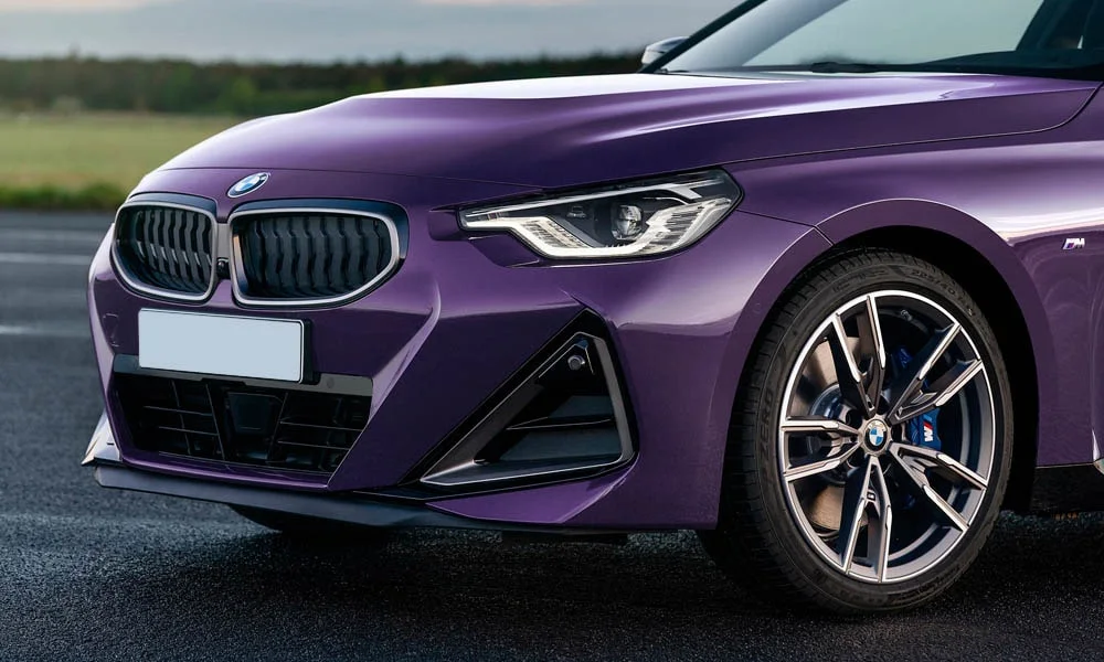 Фото BMW 2 серии — вид спереди, фото 10. Фиолетовый кузов, строгая симметрия оптики — базовый ракурс знакомства с дизайном. Дневные ходовые огни включаются автоматически с запуском BMW 2 серии — вид спереди, фото 10