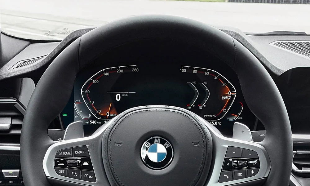 Фото BMW 2 серии — приборная панель. Скорость, запас хода и подсказки ассистентов перед глазами. Запас хода и расход выводятся крупно — главные цифры ежедневных поездок BMW 2 серии — приборная панель