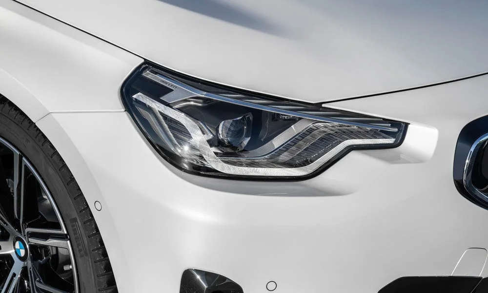 Фото BMW 2 серии — передняя оптика. Линзы и секции ходовых огней крупным планом. Светодиодная оптика служит весь срок жизни машины без замены ламп BMW 2 серии — передняя оптика