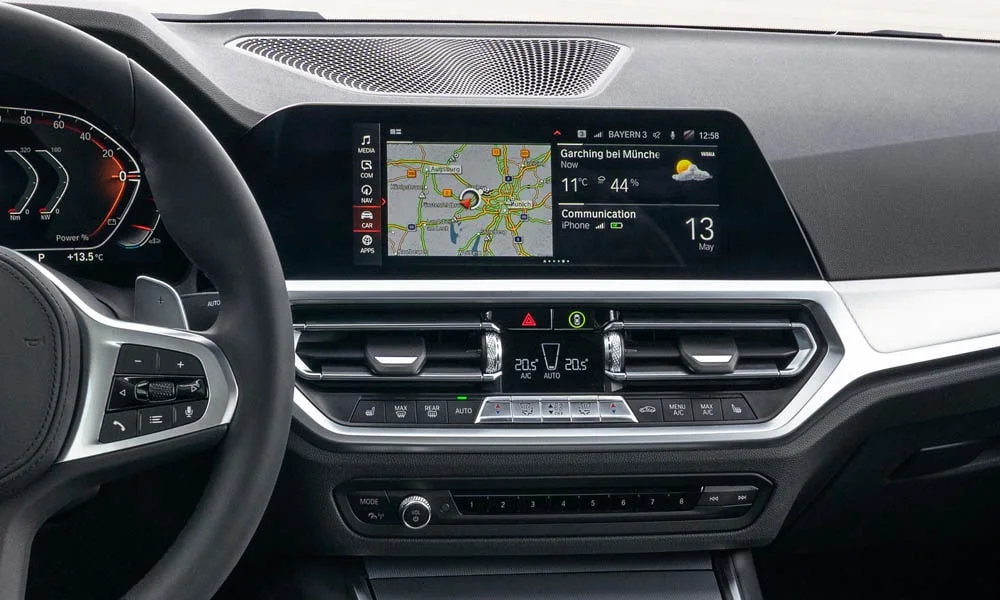Фото BMW 2 серии — экран мультимедиа. Интерфейс медиасистемы крупным планом. Климат и обогревы часто управляются с этого экрана — привыкание занимает пару дней BMW 2 серии — экран мультимедиа