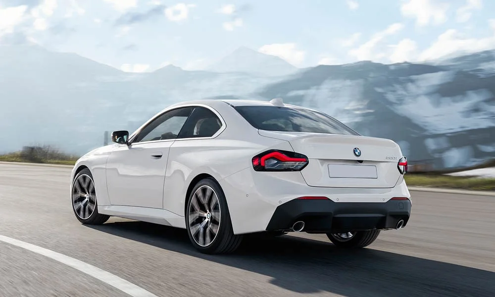 Фото BMW 2 серии — вид сзади, фото 4. Линия крыши, стойки и задняя дверь в белом исполнении BMW 2 серии — вид сзади, фото 4