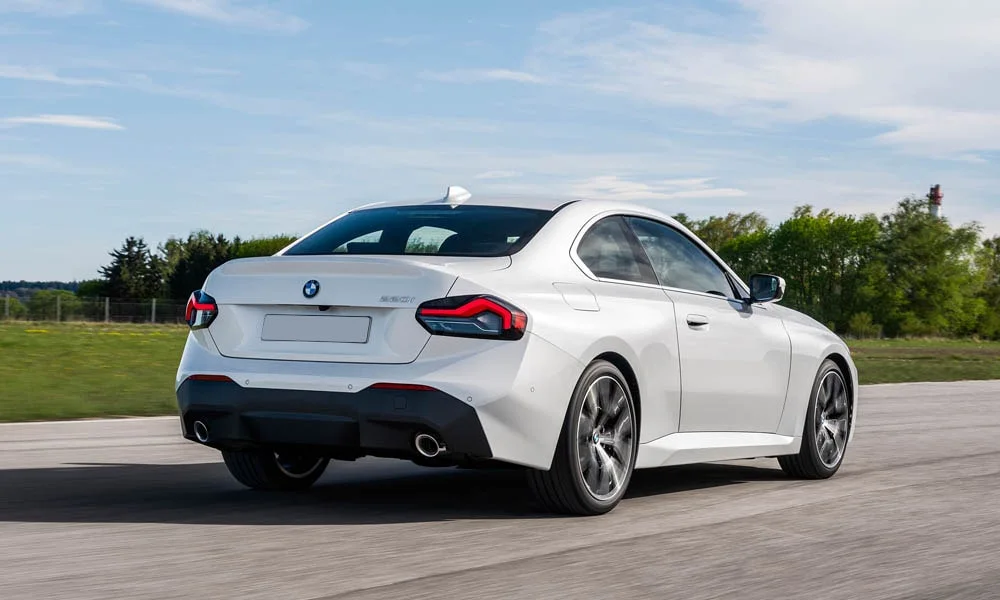 Фото BMW 2 серии — вид сзади, фото 5. Графика фонарей, бампер и оформление пятой двери BMW 2 серии — вид сзади, фото 5