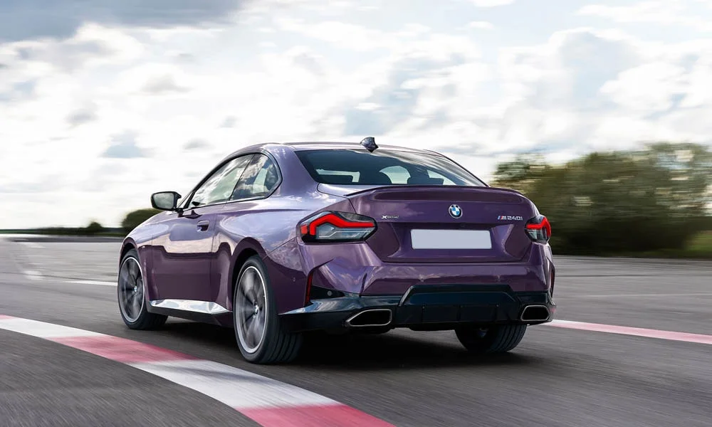 Фото BMW 2 серии — вид сзади, фото 6. Фиолетовый кузов сзади — фонари и бампер определяют ночной образ модели BMW 2 серии — вид сзади, фото 6