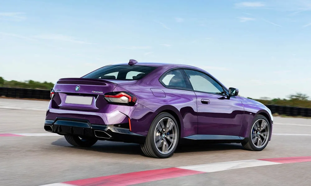 Фото BMW 2 серии — вид сзади, фото 7. Графика фонарей, бампер и оформление пятой двери BMW 2 серии — вид сзади, фото 7