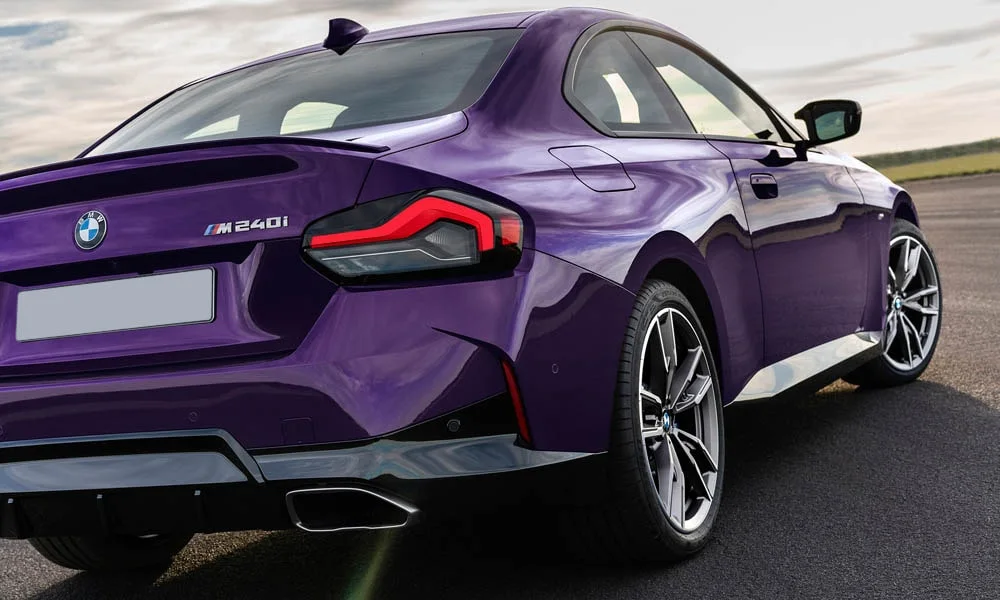 Фото BMW 2 серии — вид сзади, фото 9. Линия крыши, стойки и задняя дверь в фиолетовом исполнении. Насадки выхлопа или их имитация внизу бампера различают версии BMW 2 серии — вид сзади, фото 9