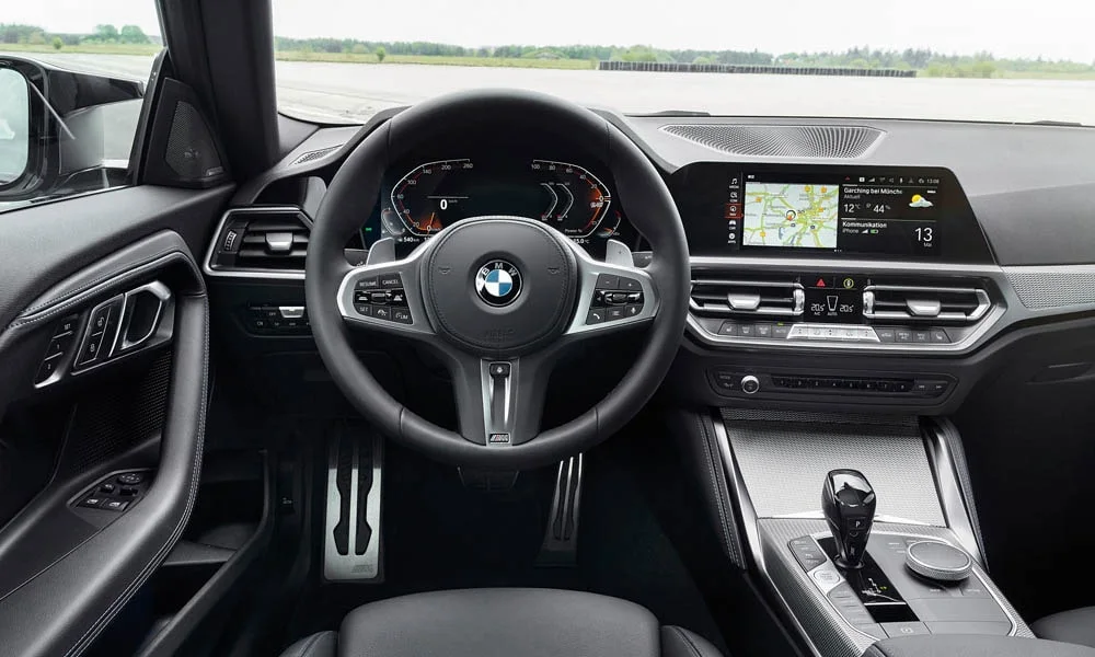 Фото BMW 2 серии — руль. Обшивка обода и компоновка спиц крупным планом. Обогрев обода — опция, которую оценят зимой BMW 2 серии — руль