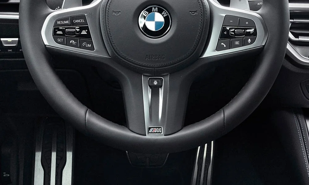 Фото BMW 2 серии — руль, фото 2. Обшивка обода и компоновка спиц крупным планом. Правильная посадка: руки на «9 и 3», приборы читаются поверх обода BMW 2 серии — руль, фото 2